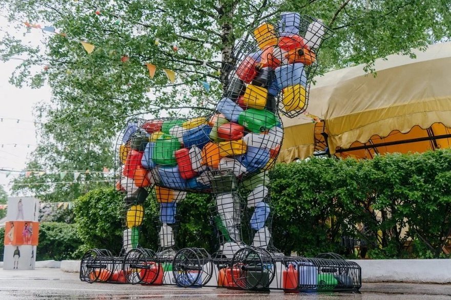 Во дворе Гостиного двора появился «Троянский конь» из 200 пластиковых тар