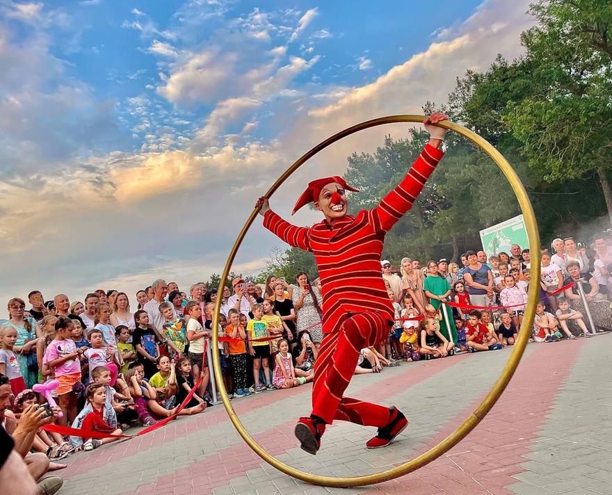 Артист Cirque du Soleil покажет уличный спектакль «Петрушка» в сквере Андрея Петрова