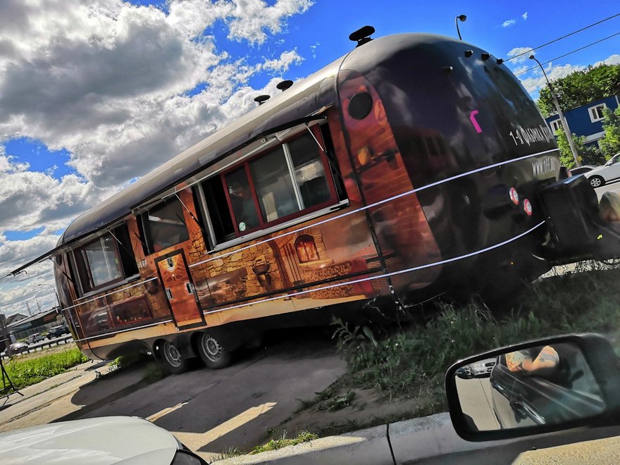 Рядом с киосками и фудтраками в Петербурге появятся столики