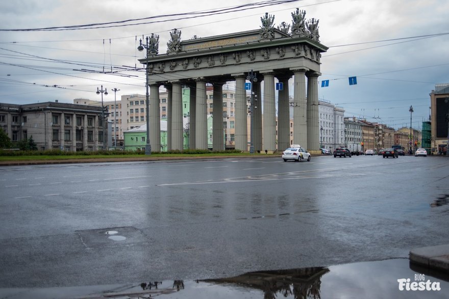 Тридцать скульптур крылатых гениев с Московских триумфальных ворот демонтируют для реставрации