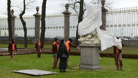 В Летнем саду раскрыли скульптуры после зимы 