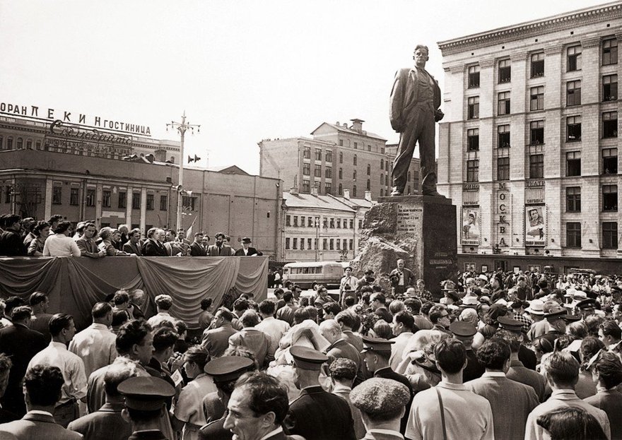 Памятник Маяковскому на Триумфальной площади