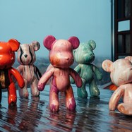 Роспись мишки Bearbricks в технике флюид-арт с видом на Неву