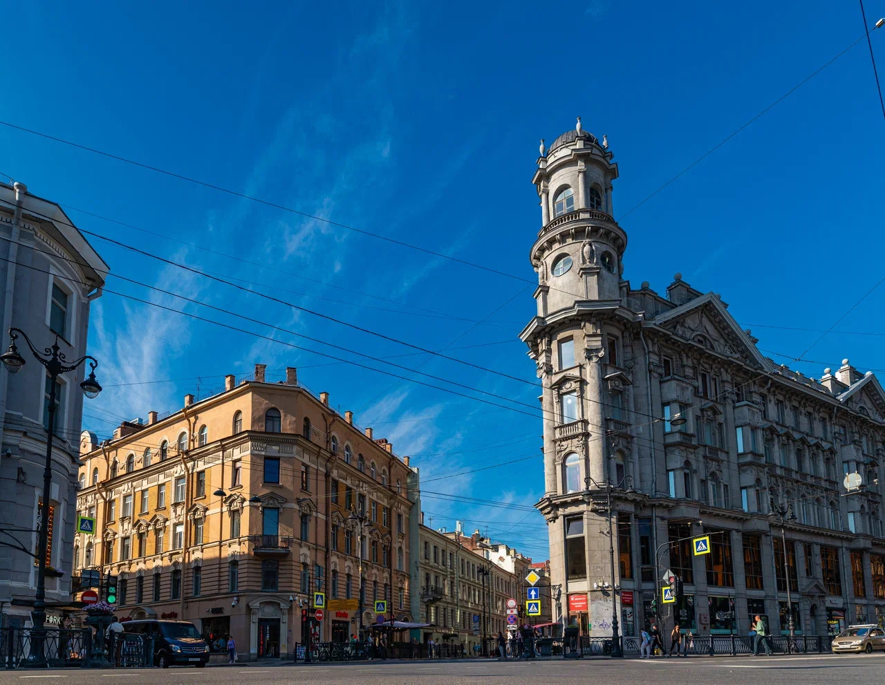 Экскурсия по дворам и парадным + квартира трех эпох