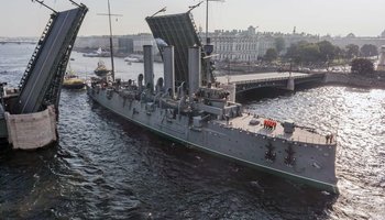 Крейсер «Аврора», отплывающий на ремонт 