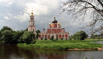 Путеводитель по древнерусскому зодчеству в Старой Руссе