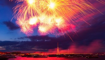 Праздничный артиллерийский салют 