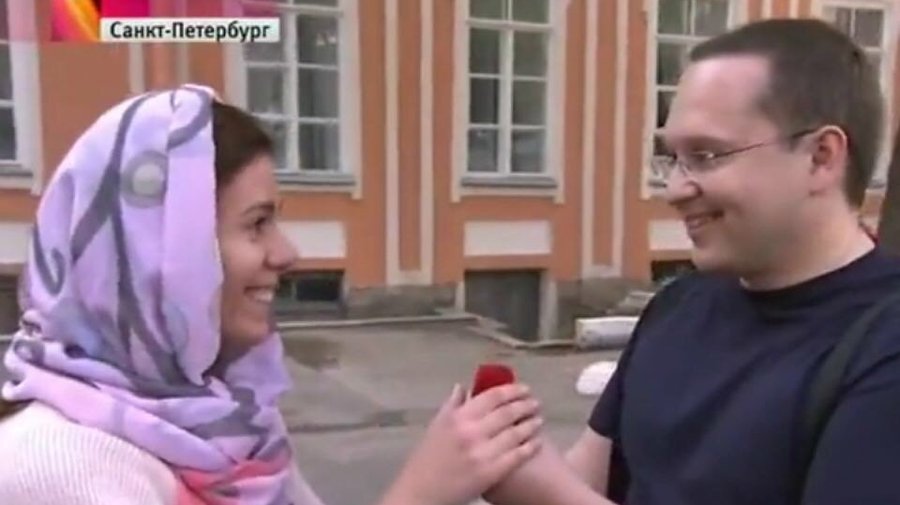 В очереди к мощам Николая Чудотворца петербуржец сделал предложение своей возлюбленной 