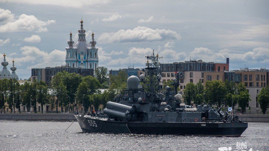 Боевые корабли пройдут парадным строем по Неве в День ВМФ