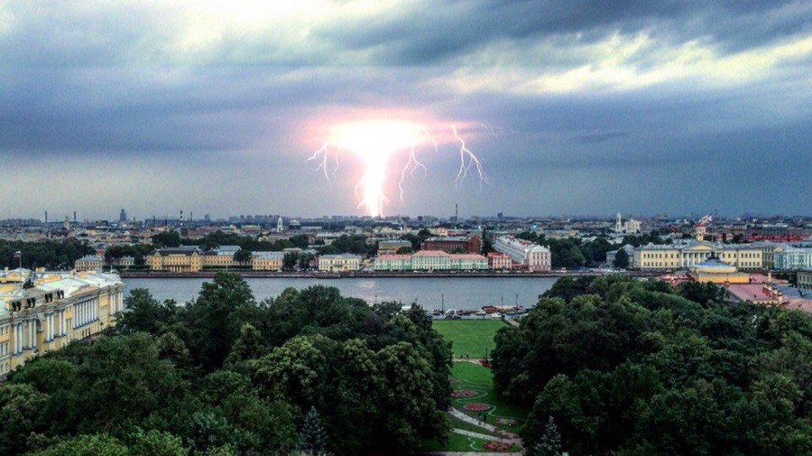 Во вторник на Петербург обрушатся грозы