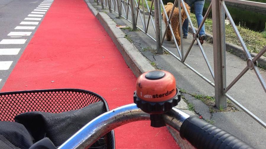 В Петербурге начали делать велодорожки с цветным покрытием