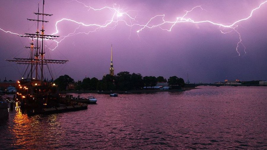 На Петербург идёт гроза с мощным ливнем 