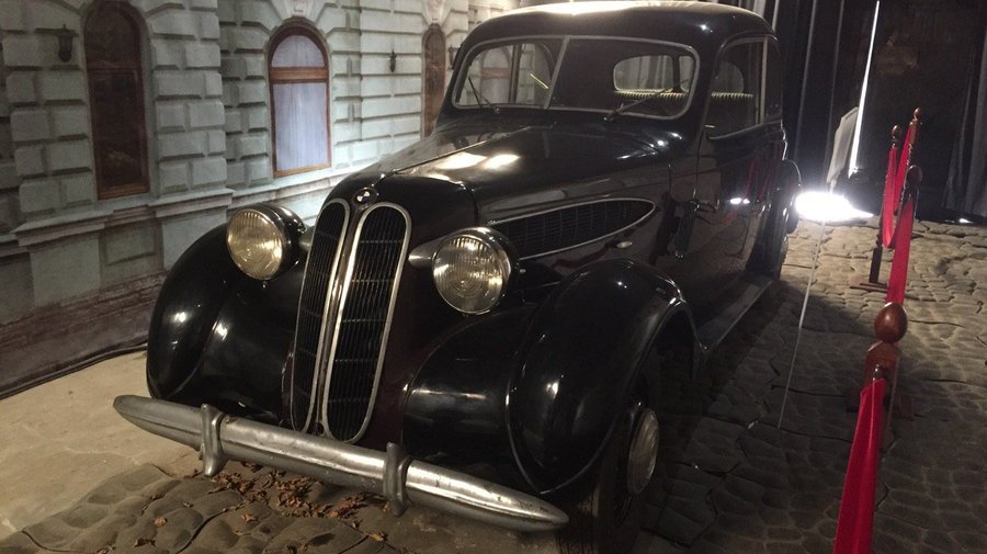 В гараже «Ленфильма» выставили редкий BMW-321 1940-х годов