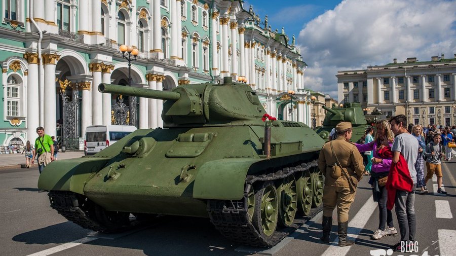 55 раритетных боевых машин выстроились на Дворцовой 