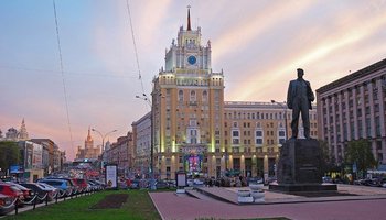 Прогулка недалеко от станции метро «Маяковская»