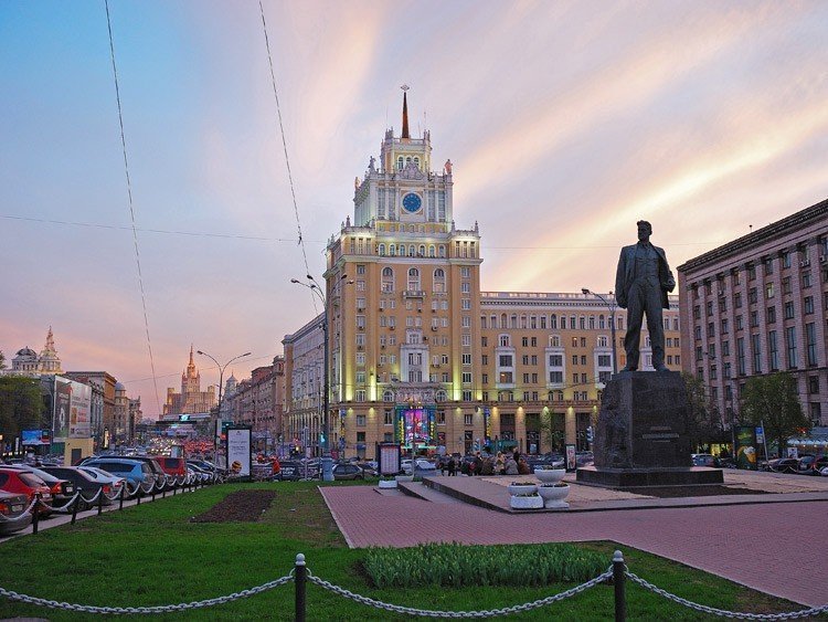 Прогулка недалеко от станции метро «Маяковская»