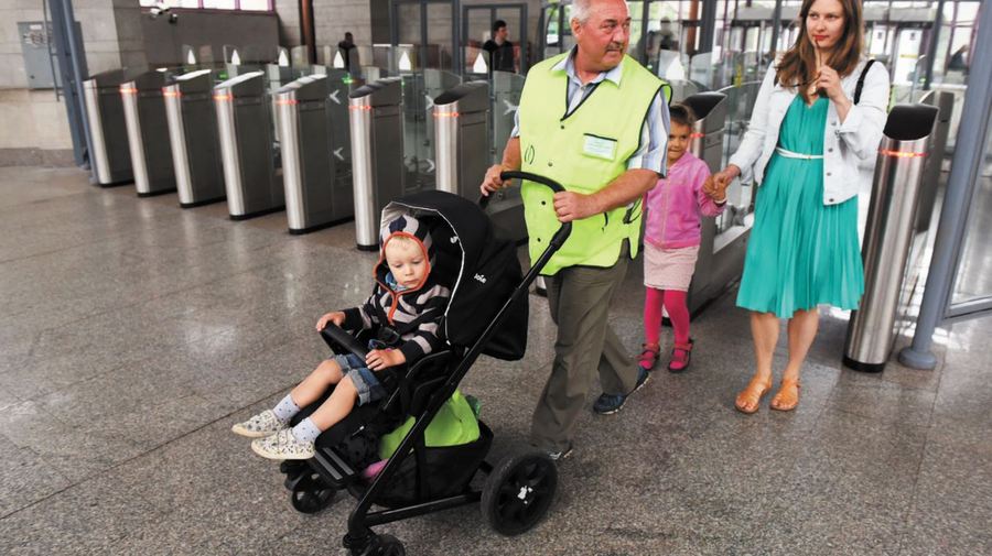 В петербургском метро работает служба помощи горожанам