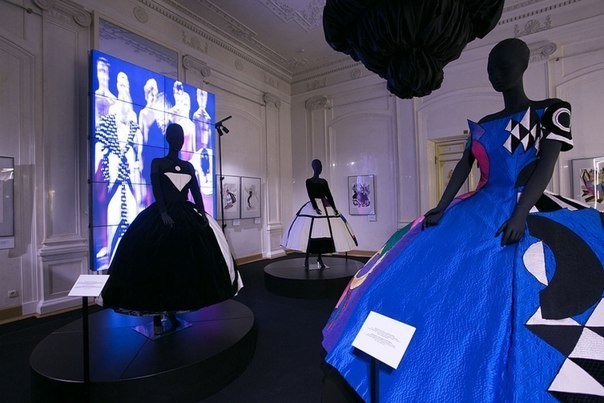 Выставка эксклюзивных театральных костюмов от Versace и Armani