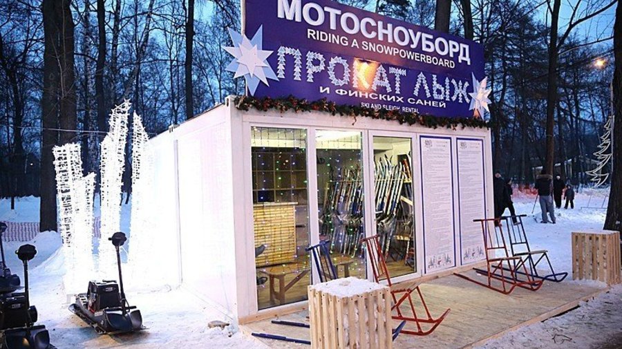 В Парке Горького открылся центр зимних развлечений «Snegohod-Ville»