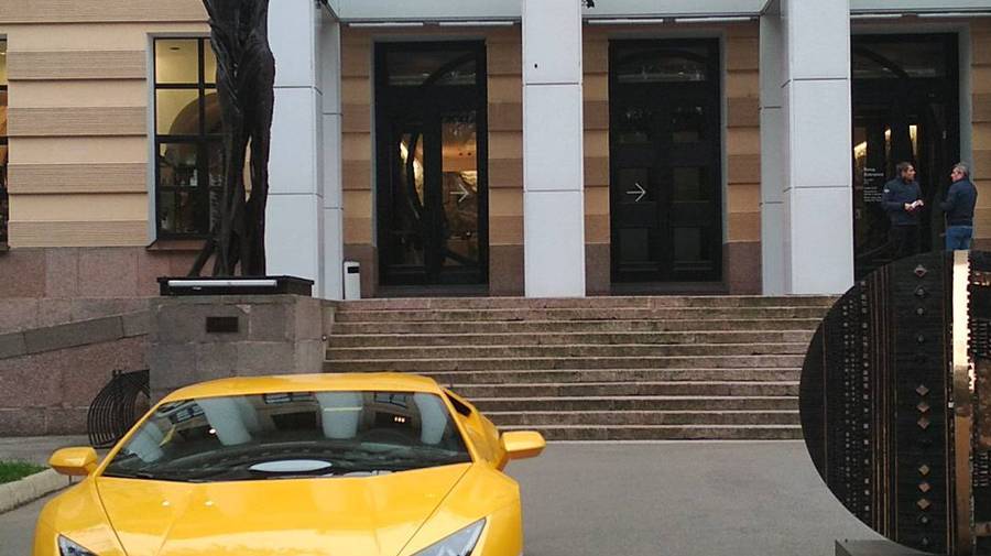 Редкие автомобили Lamborghini прибыли на выставку в Эрарте