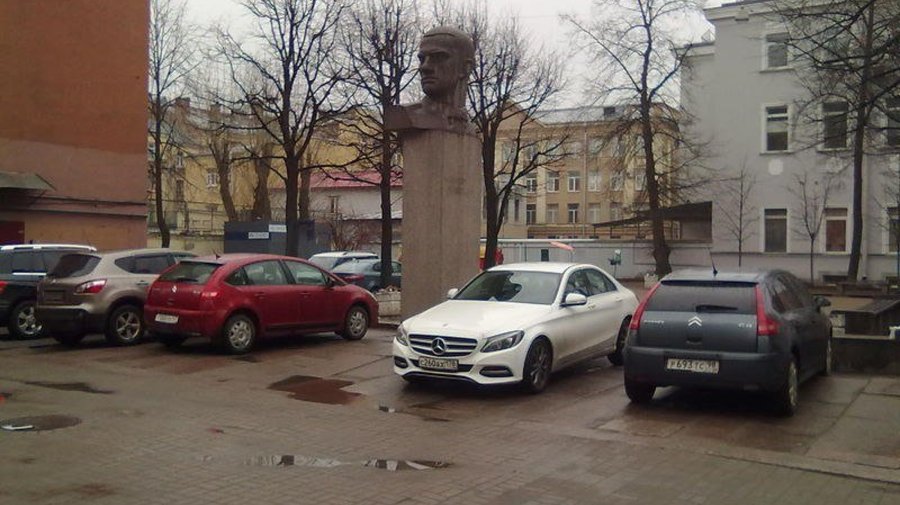 Парковку возле памятника Маяковскому убрали с помощью цветочных клумб