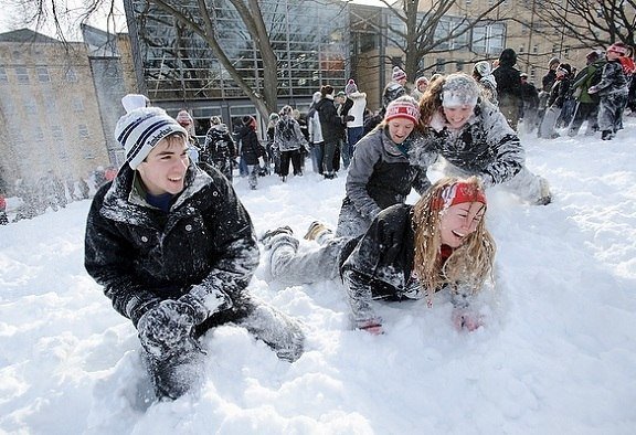 Грандиозная снежная битва в Политехническом парке