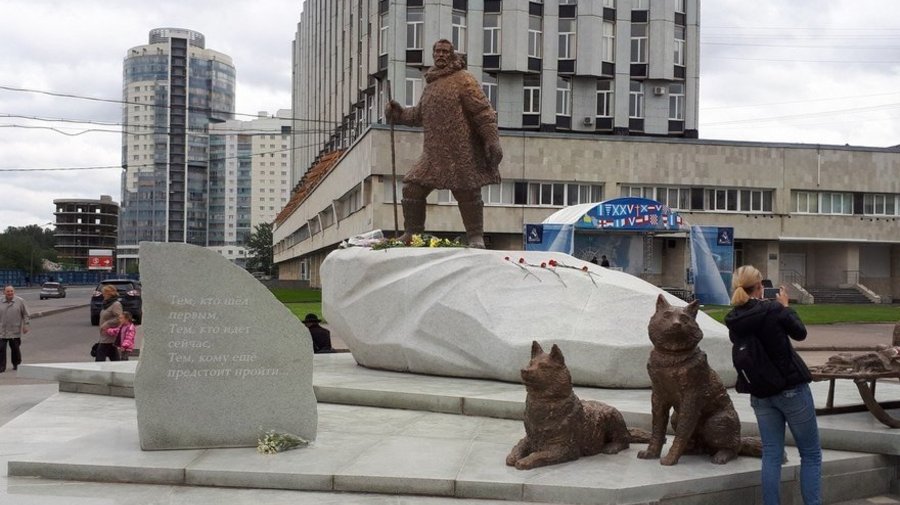 Памятник полярникам