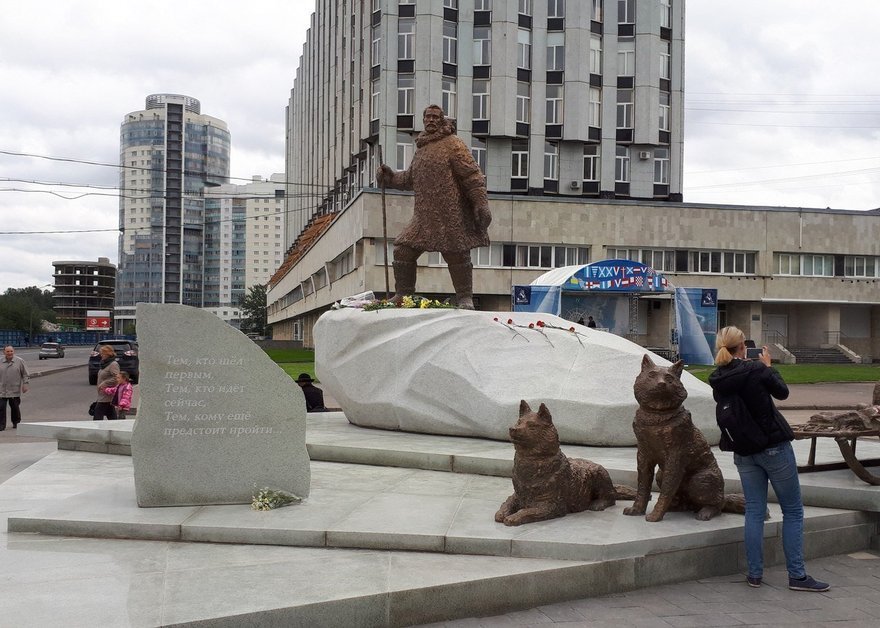 Памятник полярникам