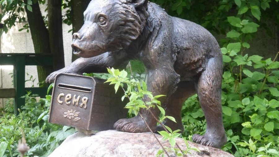 Памятник медвежонку Сенечке