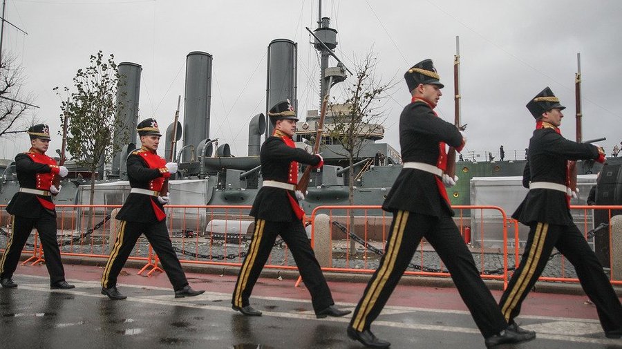 Фоторепортаж: в День народного единства у «Авроры» устроили смотр строя и песни