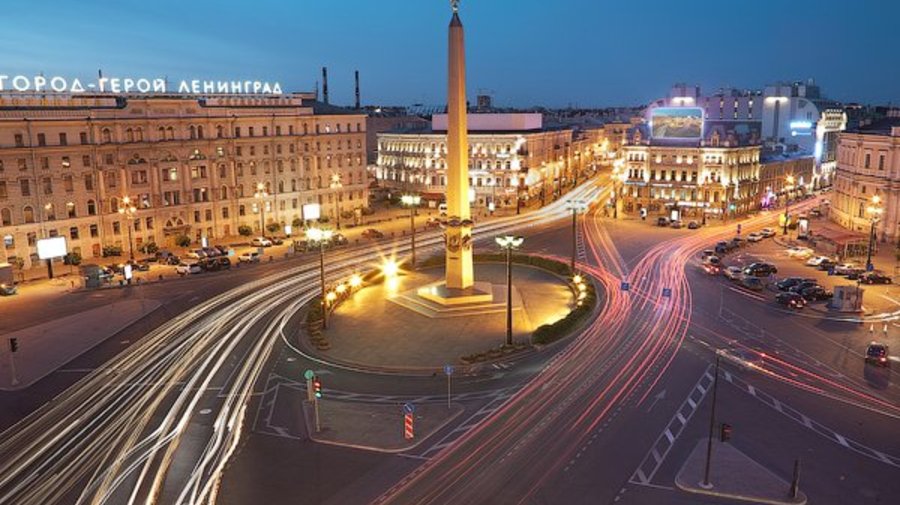Обелиск на площади Восстания украсила новая художественная подсветка