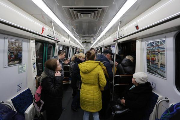 Поезда зеленой ветки метро