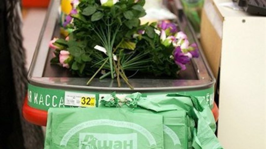 «Ашан» перестал выдавать бесплатные пакеты из-за Гринписа 