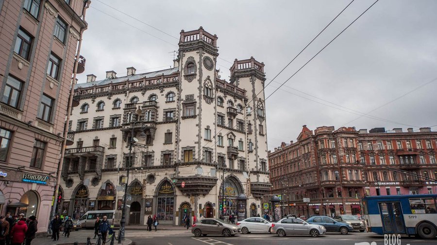 Дом с башнями
