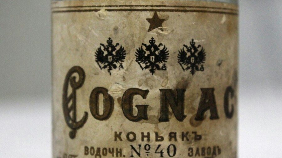 Жители дома Бака во время ремонта нашли у себя «искусственный» коньяк 1910 года и древний трамвайный билетик