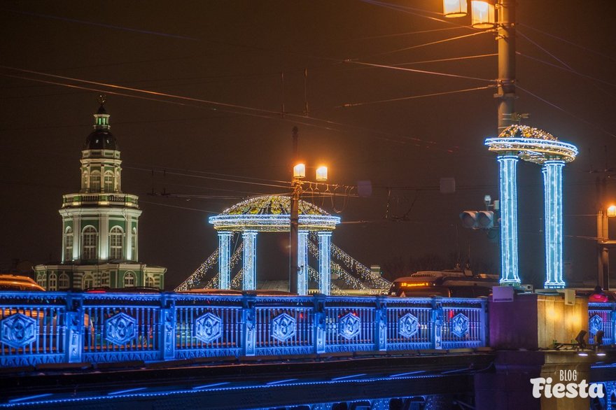 Дворцовый мост в Санкт Петербурге зимой