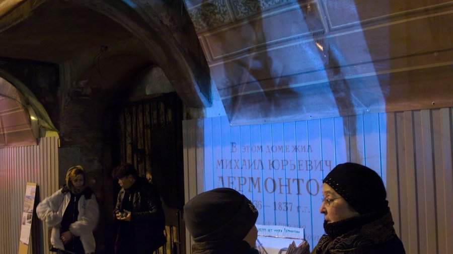 Светящаяся мемориальная доска Лермонтову появилась на фасаде дома, где жил поэт
