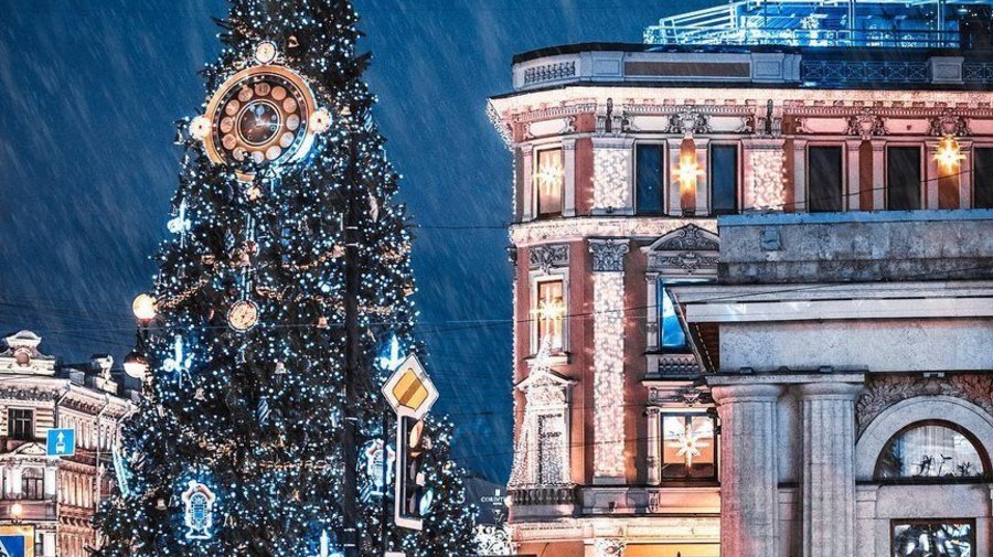 Петербургский метрополитен начали украшать к новогодним праздникам