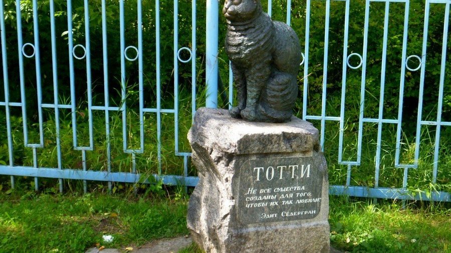 Памятник самому преданному коту Тотти