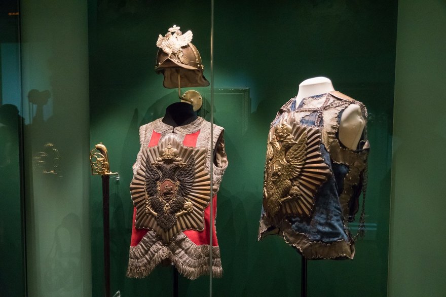 люди в униформе в эрмитаже