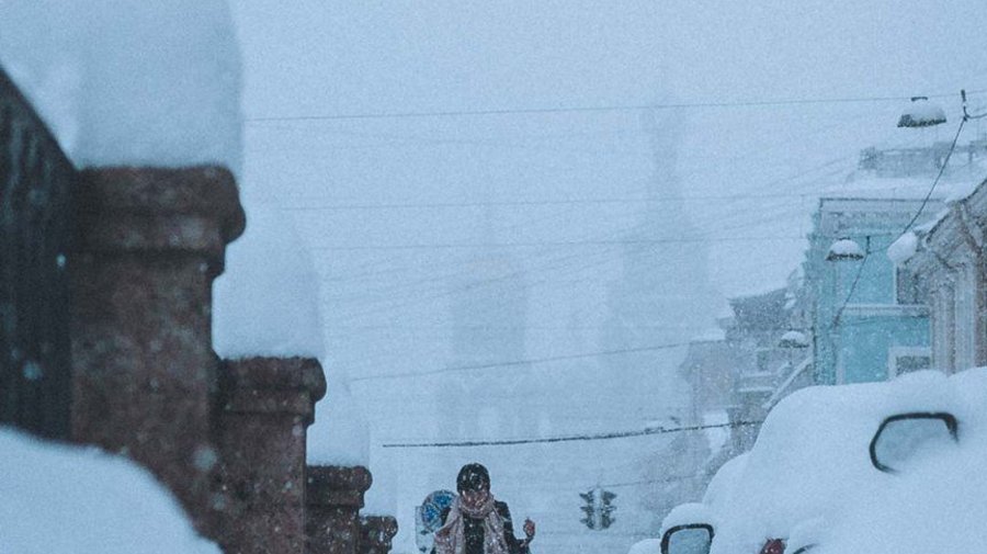 Из-за мощного снегопада синоптики объявили жёлтый уровень опасности. Местами уровень снега поднимется до 15 сантиметров