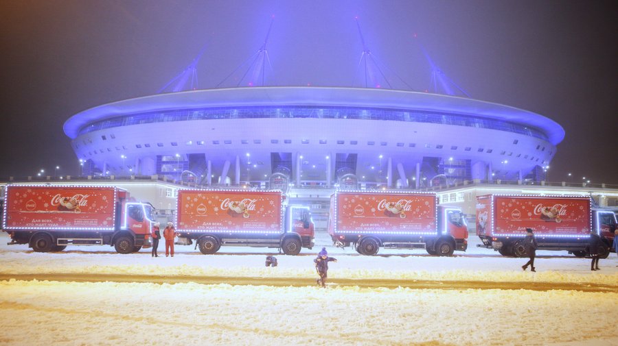 Фото дня: по Петербургу проехал рождественский караван Coca-Cola с Сантой на борту