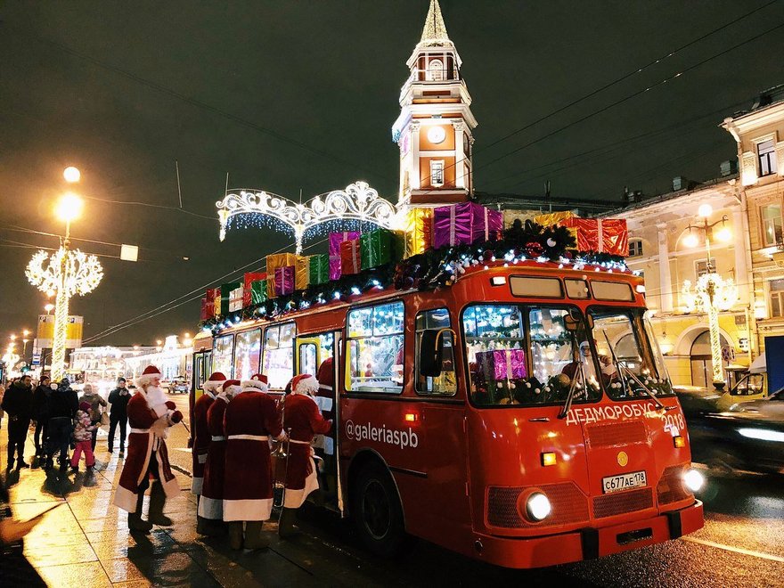 По Петербургу курсирует праздничный «Дедморобус» 