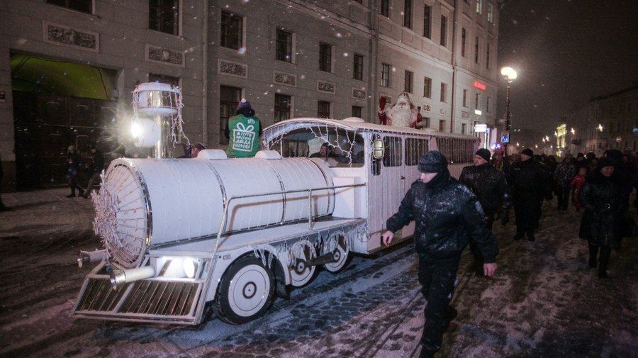 Фото дня: Дед Мороз на волшебном паровозе и забег сотни Санта-Клаусов на Дворцовой