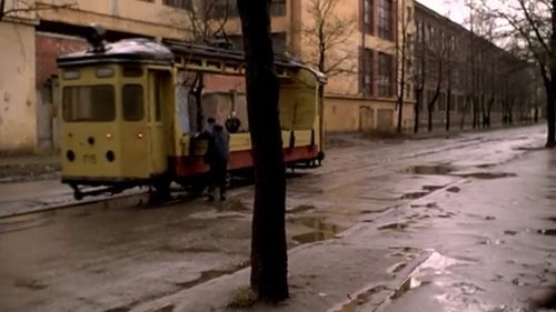 После излечения от раны герой знакомится и заводит роман с девушкой, которая является водителем трамвая. Грузовой трамвайчик ехал тогда по набережной Лейтенанта Шмидта. Сейчас рельсы здесь демонтированы.