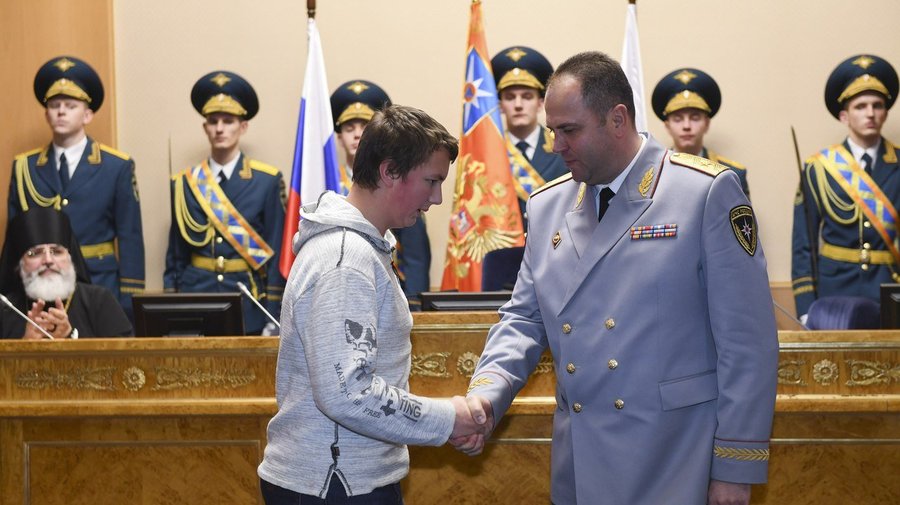 15-летний житель Ленинградской области спас от пожара сестру и её подругу 