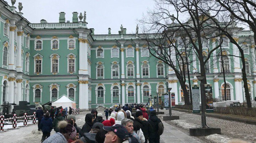 Для ожидающих своей очереди в Эрмитаж открыли палатки с бесплатным чаем