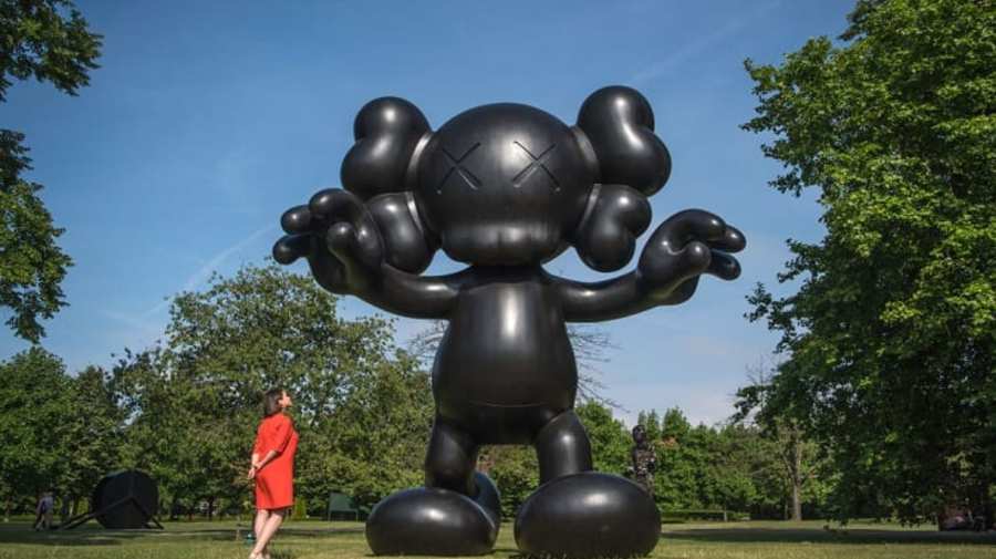 Скульптуру известного американского поп-художника KAWS установят во дворе Эрмитажа
