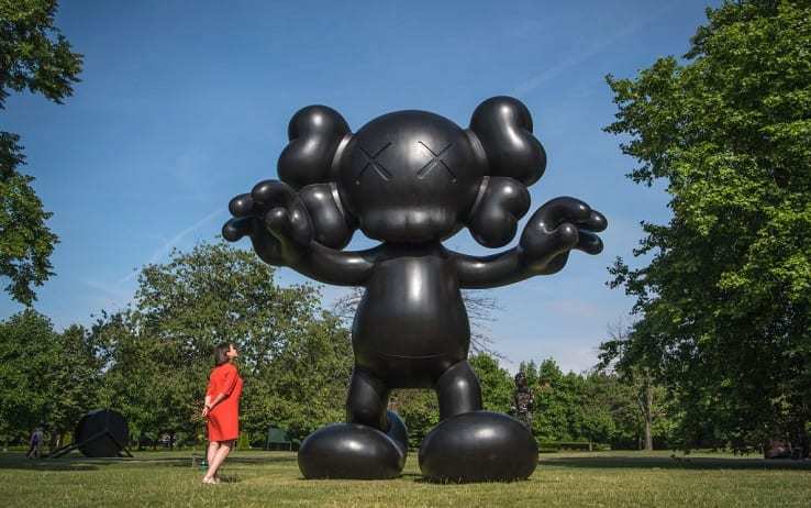 Скульптуру известного американского поп-художника KAWS установят во дворе Эрмитажа