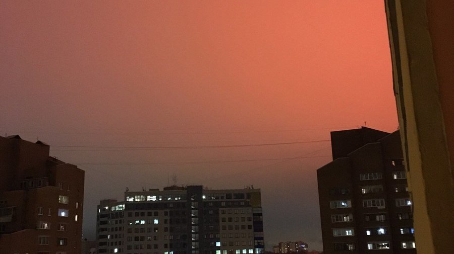 Ночью петербуржцы наблюдали красное небо 